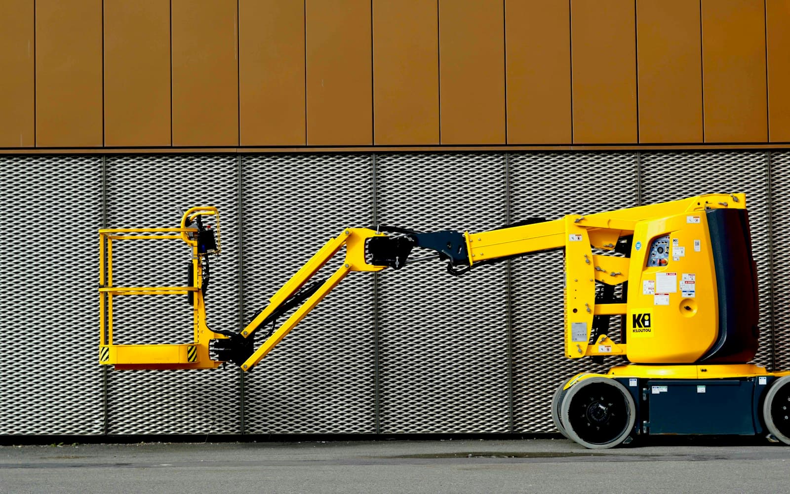 Boom lift positioned against a high-rise façade in Dubai
